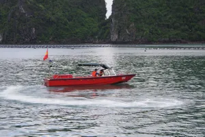 Vùng 1 Hải quân huy động phương tiện tìm kiếm nạn nhân mất tích vụ tàu Vịnh Xanh 58