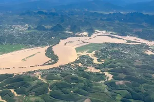 Nước lũ mênh mông ở Nghệ An nhìn từ trực thăng