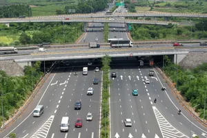 Đề xuất thí điểm cấm xe tải vào làn sát dải phân cách trên hai tuyến cao tốc trọng điểm