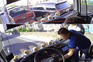 Hà Nội: Tạm giữ hình sự tài xế rút chìa khóa xe khách trên đường vành đai 3