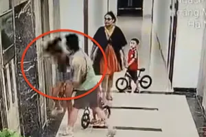 Hà Nội: Triệu tập người đàn ông đánh phụ nữ 