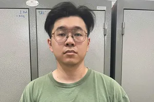 Tạm giữ hình sự người đàn ông đánh phụ nữ ở sảnh chung cư