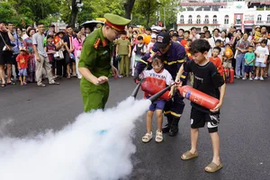 Trẻ nhỏ học kỹ năng phòng cháy, chữa cháy