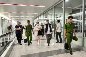 Vợ đối tượng Lê Khắc Ngọ (Mr Hunter) bị dẫn giải về Việt Nam