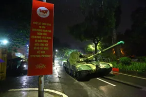 Hàng loạt khí tài tham gia diễu binh, diễu hành được vận chuyển về trung tâm Hà Nội