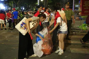 Nhóm bạn trẻ “xắn tay” nhặt rác sau buổi hợp luyện