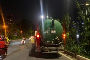 Đổ trộm 50m³ chất thải ra sông Tô Lịch