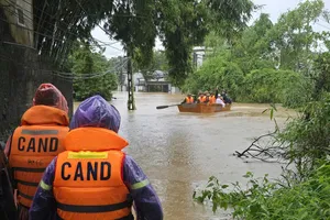 Huy động tối đa lực lượng, phương tiện giúp đỡ người dân vùng lũ, lụt