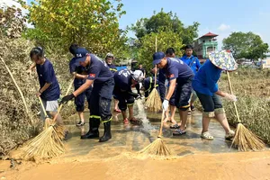 Công an, quân đội dọn dẹp, đẩy bùn đất giúp dân ổn định lại cuộc sống