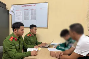 Cơ quan điều tra làm việc với nam sinh V.T.Đ. - Ảnh: CA Lào Cai