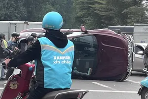 Hà Nội: Ô tô con lật giữa đường, tài xế có biểu hiện lạ