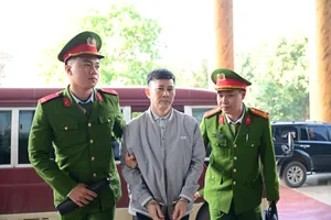 Các bị cáo được dẫn giải tới phiên tòa. Ảnh: ĐỖ TRUNG