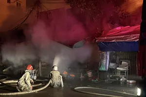 Hà Nội: Cháy lớn ở chợ Xanh