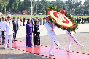 Các đại biểu dự Đại hội Thi đua yêu nước vào Lăng viếng Chủ tịch Hồ Chí Minh