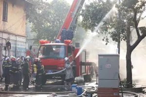 Hà Nội: Cháy nhà 7 tầng, khói đen bao trùm khu dân cư