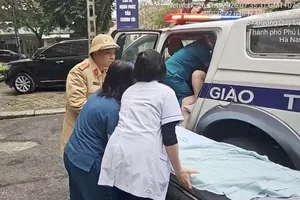 Cảnh sát giao thông hỗ trợ sản phụ chuyển dạ trên đường cao tốc