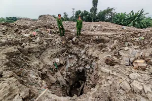 Hơn 7.800 tấn chất thải rắn đổ trộm ở xã Bát Tràng, Hà Nội