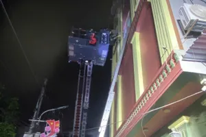 Hà Nội: Cháy nhà 5 tầng, cảnh sát kịp thời hướng dẫn 15 người thoát nạn