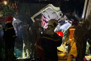 Tai nạn giữa xe đầu kéo và tàu hỏa, 2 người thương vong