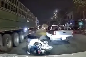Công an xác minh clip xe máy bị ô tô chèn ngã, suýt bị xe tải cán