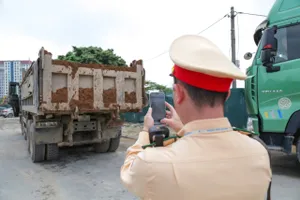 Hà Nội: Xử lý xe tải làm rơi đất thải khiến người đi đường bị ngã
