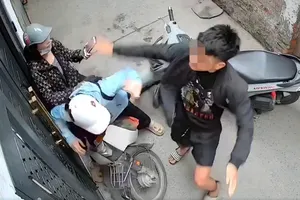 Củng cố hồ sơ xử lý nam thanh niên chặn xe, đánh phụ nữ ở phường Định Công 