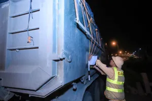 Hà Nội: Xử lý nghiêm xe để rơi vãi vật liệu ra đường, xe quá tải