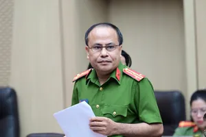 Thượng tá Hồ Văn Hưng thông tin tại buổi họp báo. Ảnh: ĐỖ TRUNG