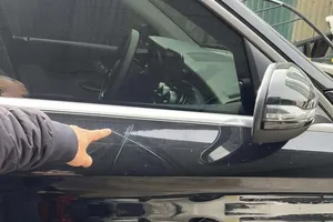 Truy tố người phụ nữ cào xước, đập phá xe Mercedes