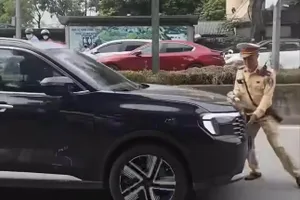 Ô tô vi phạm rẻ trái, ép cảnh sát giao thông lùi tránh rồi bỏ chạy
