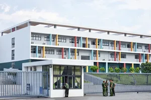 Sáng 13-8, lực lượng an ninh triển khai nhiệm vụ sớm để bảo đảm kỳ thi lại diễn ra an toàn, đúng quy định. Ảnh: XUÂN ĐẮC