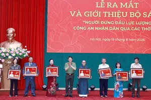 Bộ trưởng Lương Tam Quang trao quà tặng thân nhân gia đình các đồng chí lãnh đạo, cố lãnh đạo Bộ Công an qua các thời kỳ. Ảnh: MINH HẢI