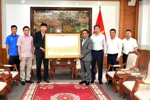 Thủ tướng Lê Minh Hưng tặng quà đội tuyển bóng đá nam quốc gia Việt Nam