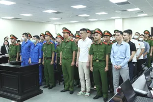 Các bị cáo tại phiên tòa, sáng 23-9. Ảnh: ANH PHÙNG