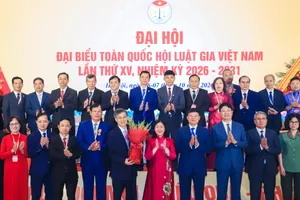 Chủ tịch Ủy ban Trung ương MTTQ Việt Nam Bùi Thị Minh Hoài tặng hoa chúc mừng Ban Chấp hành Hội Luật gia Việt Nam khóa XV. Ảnh: ĐỖ TRUNG