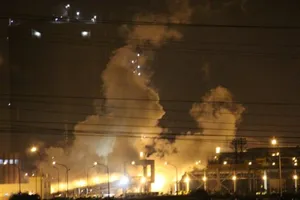 Khói bốc lên trong đêm sau khi xảy ra sự cố nổ ở thiết bị lọc bụi lò vôi của Formosa Hà Tĩnh.