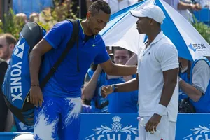 Nick Kyrgios (trái) phải bỏ cuộc nửa chừng