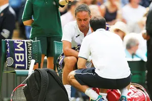 Alexander Dolgopolov đang nhờ nhân viên y tế chăm sóc chấn thương