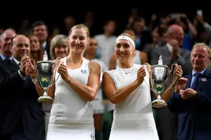 Elena Vesnina (phải) và Ekaterina Makarova trên bục nhận thuỏng
