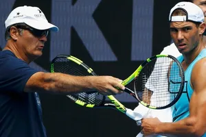 Toni Nadal (trái) tin rằng Nadal sẽ cân bằng 19 Grand Slam của Federer