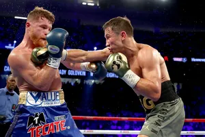 Saul Alvarez (trái) và Gennady Golovkin "bất phân thắng bại" sau một trận đấu hấp dẫn