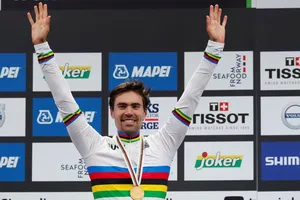 Tom Dumoulin đăng quang nội dung cá nhân tính giờ
