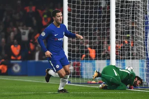 Hazard tỏa sáng, nhưng vẫn bị Conte thay ra