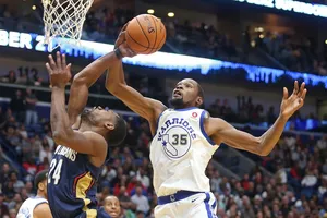 Kevin Durant (áo trắng) của Warriors trong một pha tranh bóng bật bảng