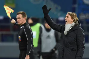 Roberto Mancini bị xem là hình nộm đeo khăn choàng