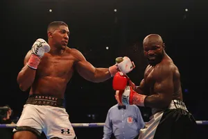 Anthony Joshua (trái) đánh gục Carlos Takam bằng knock-out kỹ thuật