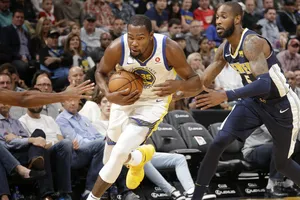 Kevin Durant (trái) giúp Warriors thắng trận thứ 3 liên tiếp