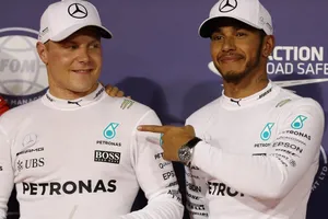 Hamilton (phải) sẵn sàng hỗ trợ đồng đội của mình