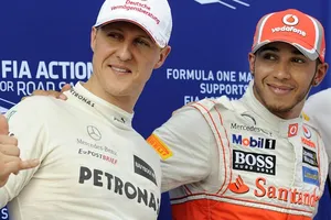 Lewis Hamilton (phải) và Michael Schumacher