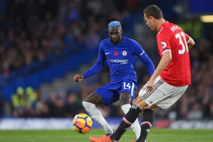 Bakayoko "tóc xanh" đối mặt với Matic trong trận Chelsea thắng MU 1-0